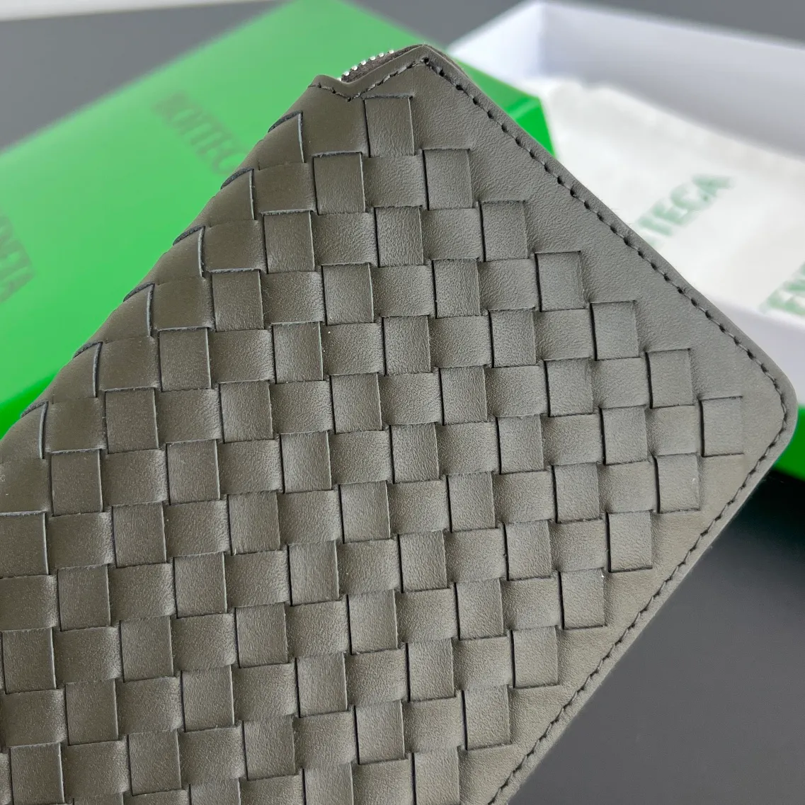 #Bv New Fine Woven Wallet 814680 The beloved small braid is back🎈Made of cowhide braid, soft, comfortable and textured. The detailed internal partition design and high-quality lining material ensure the durability and orderliness of the wallet. It can store cash/cards and other small items. It is very practical. It is enough to take it with you when you go out. This wallet is definitely your best choice. Size: 19x10x2 P1000